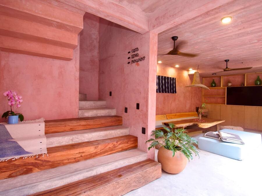 Un ambiente acogedor con una escalera, una zona de estar y un televisor.