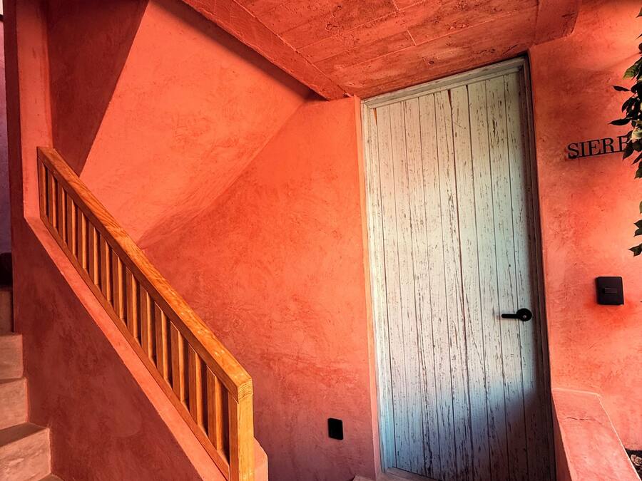 Una escalera que lleva a una puerta con un letrero que dice "SIERRE".