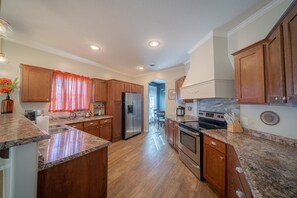 Kjøleskap, mikrobølgeovn, ovn og kokeplater