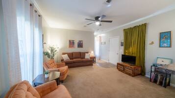 Een smart-tv, boeken en een muziekbibliotheek