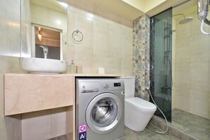 Een douche, een haardroger, een bidet, handdoeken