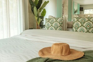 5 bedrooms, desk, iron/ironing board, travel crib