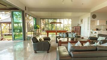 Smart TV, fireplace, ping pong, stereo