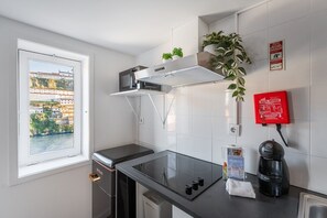 Kühlschrank, Mikrowelle, Wasserkocher mit Kaffee-/Teezubehör, Toaster