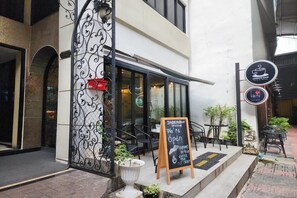 Front of property - BnB98 Silom Hotel (Bangkok)