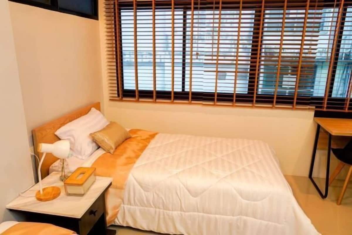 Meja kerja dan Wi-Fi gratis