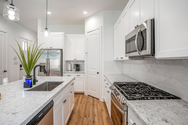 Kylskåp, mikrovågsugn, ugn och spishäll