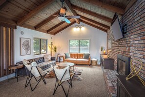 Smart TV, fireplace - Beautiful 4-bedroom close to Sequoia Nat’l Park w/ WiFi, Pool, Spa, Pet Friendly (Three Rivers)