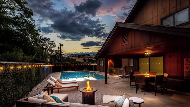 An outdoor patio with a pool, seating area, and a fire pit. - Beautiful 4-bedroom close to Sequoia Nat’l Park w/ WiFi, Pool, Spa, Pet Friendly (Three Rivers)