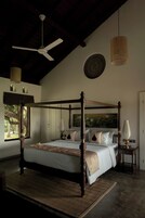 1 habitación, caja de seguridad en la habitación y escritorio