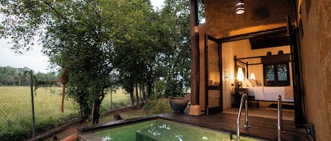 1 غرفة نوم وخزنة داخل الغرفة ومكتب ومساحة عمل للكمبيوتر المحمول