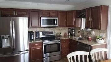 Jääkaappi, mikroaaltouuni, uuni, liesi