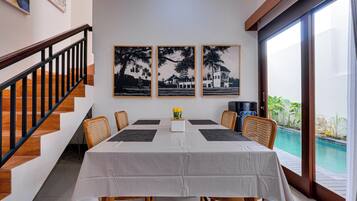 Villa, uitzicht op zwembad | Dineerruimte