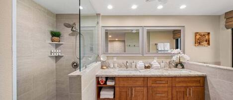 Ein modernes Badezimmer mit Dusche, Waschbecken und Deckenventilator.