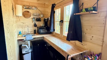 Een koelkast, een microgolfoven, een koffiezetapparaat/waterkoker