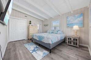 5 soverom, skrivebord, strykejern/-brett og reiseseng for barn