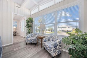 Una Smart TV, libros, un reproductor estéreo