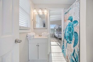 5 slaapkamers, een bureau, een strijkplank/strijkijzer, reisbedje
