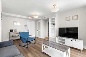 Apartment, Balkon | Wohnzimmer | Flachbildfernseher