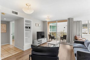 Apartment, Balcony | Living room