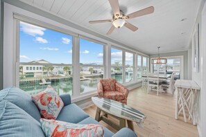 Téléviseur connecté, table de baby-foot, livres