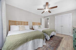 4 chambres, bureau, fer et planche à repasser, lit parapluie