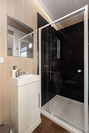 Shower, hair dryer, towels - Golden Hour Hideaway by Tiny Away (Glenlyon)