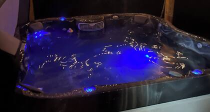 Cozy 4 BR home with hot tub in Weston near 4 ski areas & many hiking trails!