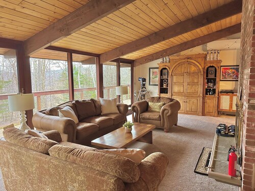 Cozy 4 BR home with hot tub in Weston near 4 ski areas & many hiking trails!
