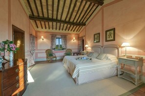 7 chambres, fer et planche à repasser, Wi-Fi, draps fournis
