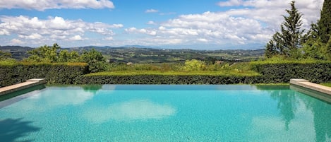 Lämmitetty uima-allas