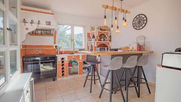 Refrigerador, microondas, horno y utensilios de cocina