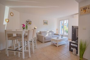 Living area - SAINTE-MAXIME – PRIVATE ESTATE – 4 BEDROOMS – SWIMMING POOL (STE MAXIME)