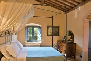 6 quartos, ferros/tábuas de passar roupa, Wi-Fi, roupa de cama