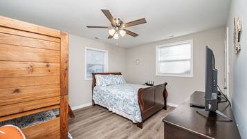 4 habitaciones, tabla de planchar con plancha, cuna de viaje y internet