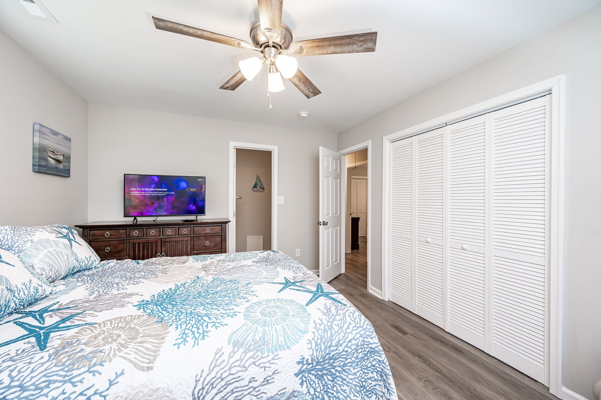 4 habitaciones, tabla de planchar con plancha, cuna de viaje y internet 