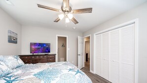 A bedroom with a bed, a ceiling fan, a television, a dresser, and a closet. - Stay @ Rapp on the Rappahannock River, Welcome & Relax! (Dunnsville)