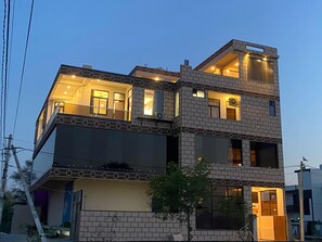 Entrée de l’hébergement