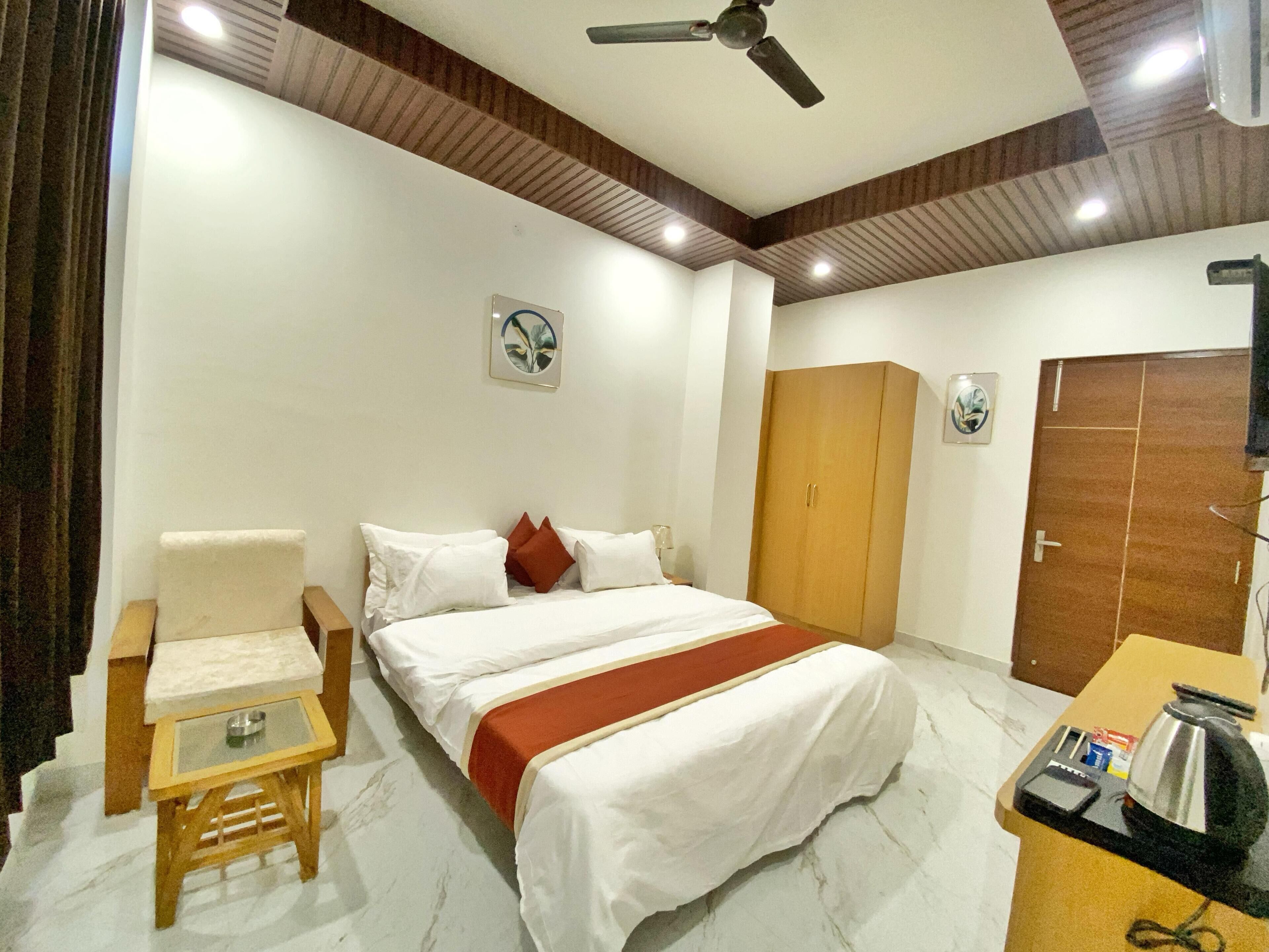 Habitación doble Premium, balcón, vista a la ciudad | Ropa de cama de alta calidad, muebles diferentes y escritorio 