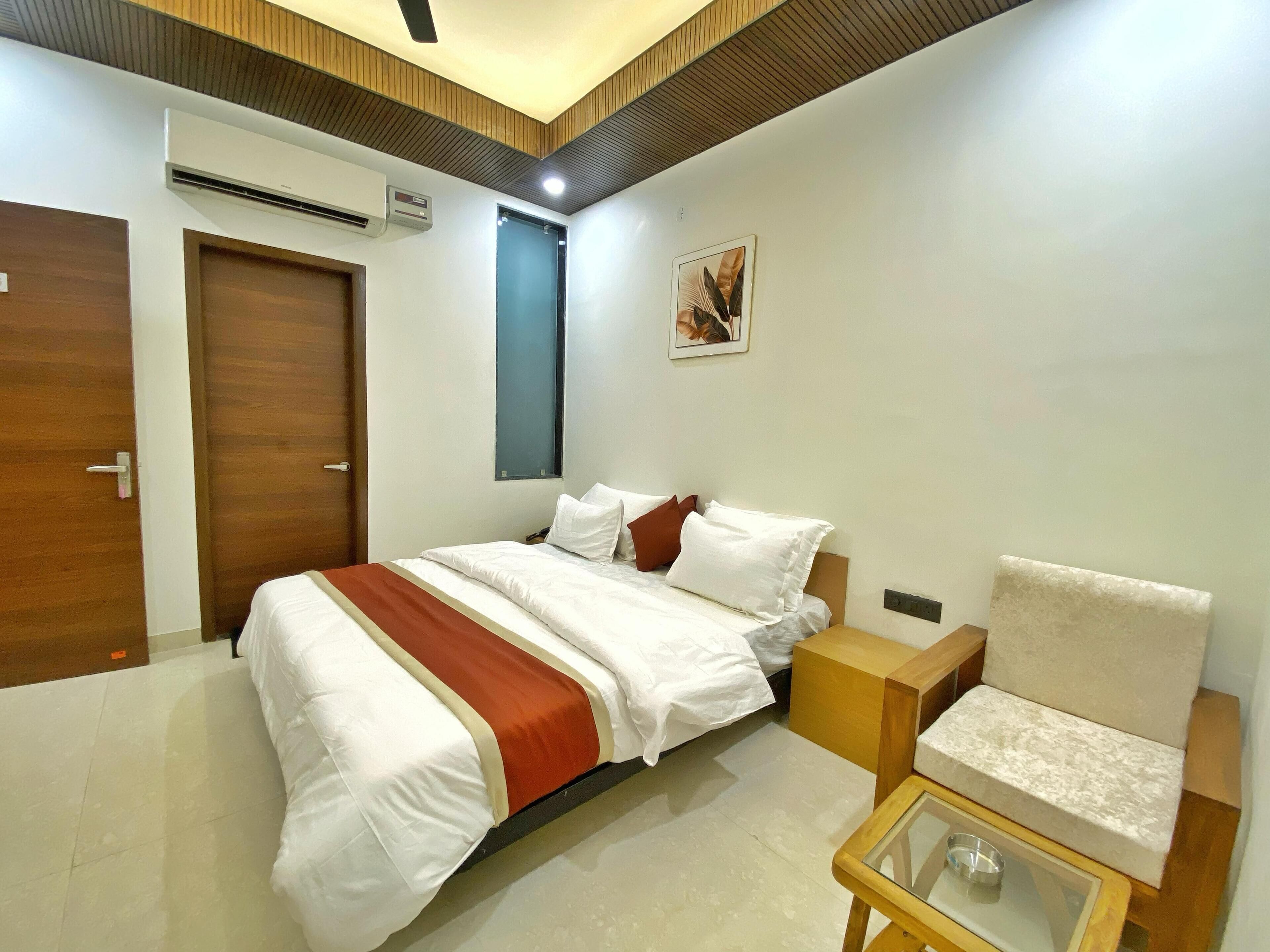 Quarto casal premium, sacada, vista para a cidade | Roupas de cama premium, individualmente mobiliados, escrivaninha