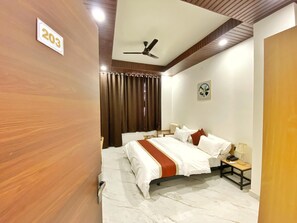 Premium Double Room, Balcony, City View | Peralatan tempat tidur premium, dilengkapkan perabot secara berasingan 