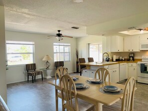 Fridge, microwave, oven, stovetop - Close to Best Gulf Beaches, Downtown Venice & Wellen Park - Long Term Available (Venice)