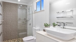 Douche, serviettes fournies