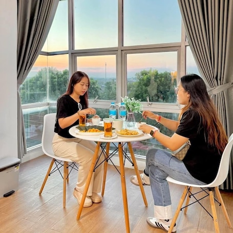 Área de sala de estar. Savan Itecc Hotel