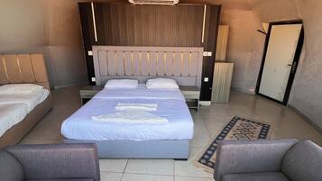 Deluxe-Dreibettzimmer, Balkon, Blick auf die Wüste | Kostenloses WLAN