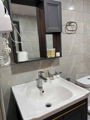 Slippers, towels, soap, shampoo - Siwar Luxury Camp  (Wadi Rum)