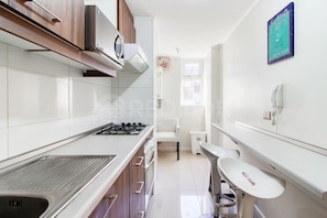 Standaard appartement | Privékeuken | Een waterkoker, een kookplaat, schoonmaakproducten, keukenpapier