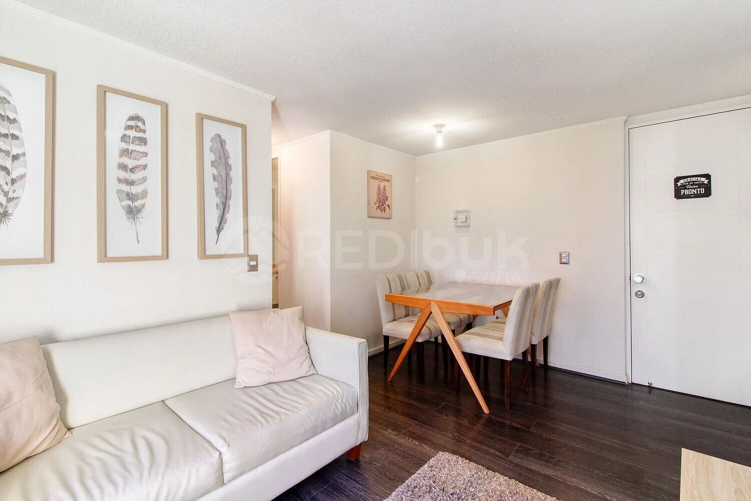 Standaard appartement | Woonruimte | Een 42-inch smart-tv met digitale zenders