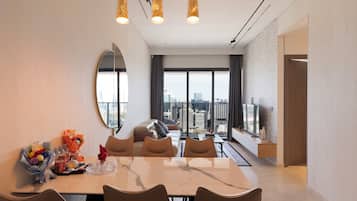 Family Suite, 3 Bedrooms, Club Lounge Access, City View | Floor plan