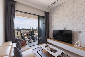 Familjesvit - 3 sovrum - tillgång till Club Lounge - utsikt mot staden | Vardagsrum | 65-tums smart-tv med kabelkanaler, Netflix och smarta högtalare